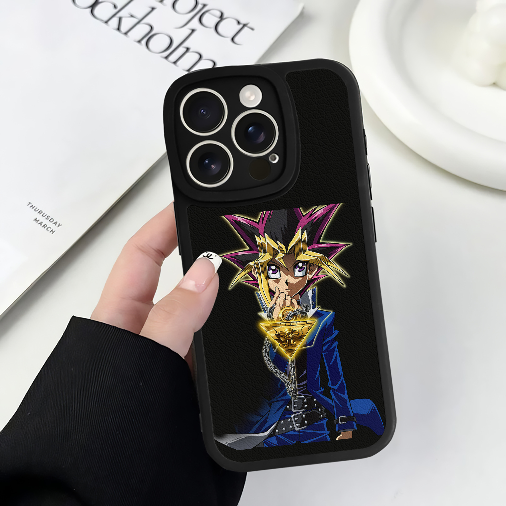 （画像用） 遊☆戯☆王 Yu-Gi-Oh! 【iPhone 16シリーズ対応】シリコンスマホケース（レザー調） 材質：シリコン